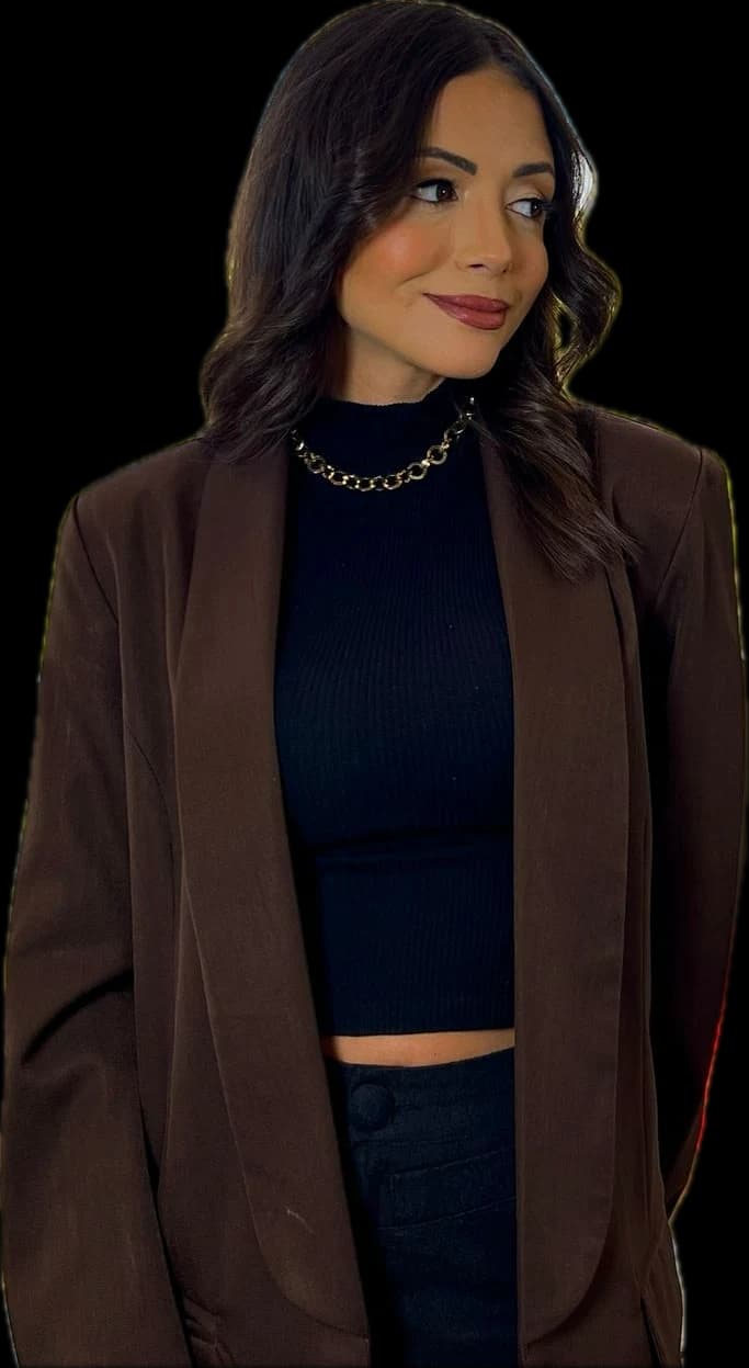 Juliana Alves em traje profissional